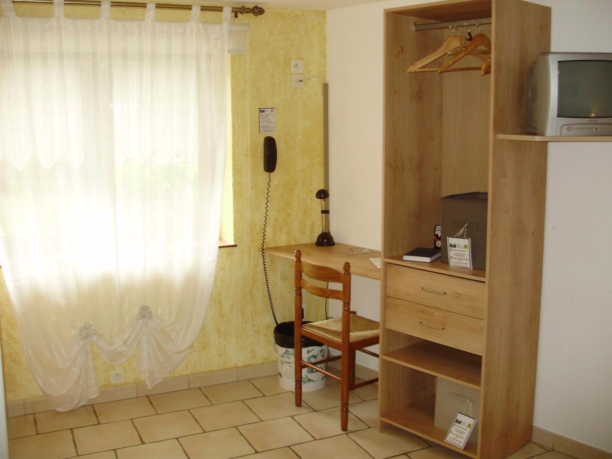 Auberge Du Bord Des Eaux - Demi-Pension Assuree Sur Reservation Сен-Аман-лез-О Екстериор снимка