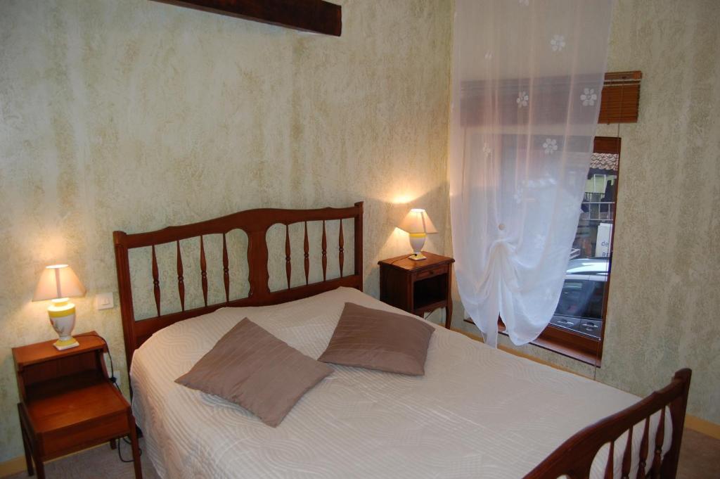Auberge Du Bord Des Eaux - Demi-Pension Assuree Sur Reservation Сен-Аман-лез-О Стая снимка