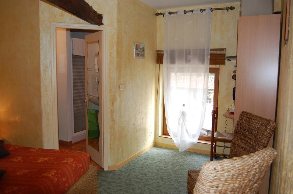 Auberge Du Bord Des Eaux - Demi-Pension Assuree Sur Reservation Сен-Аман-лез-О Стая снимка