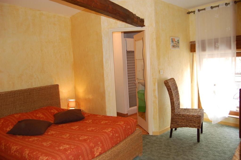 Auberge Du Bord Des Eaux - Demi-Pension Assuree Sur Reservation Сен-Аман-лез-О Стая снимка