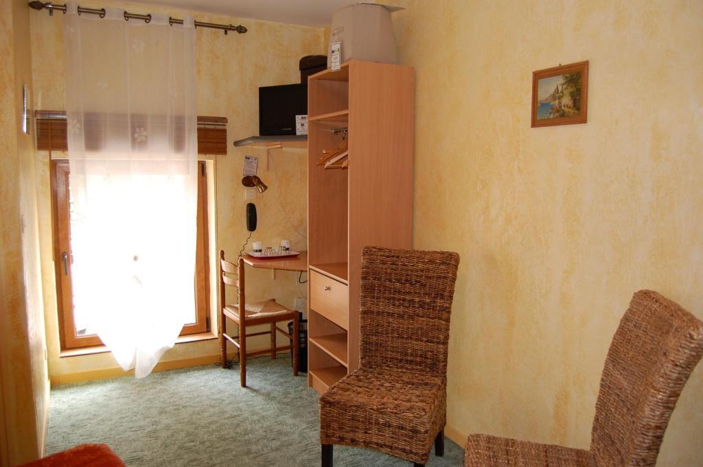 Auberge Du Bord Des Eaux - Demi-Pension Assuree Sur Reservation Сен-Аман-лез-О Стая снимка