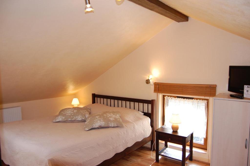 Auberge Du Bord Des Eaux - Demi-Pension Assuree Sur Reservation Сен-Аман-лез-О Стая снимка