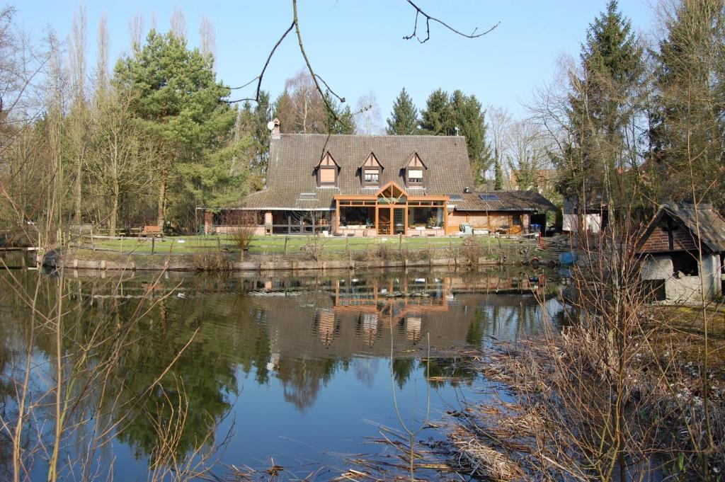 Auberge Du Bord Des Eaux - Demi-Pension Assuree Sur Reservation Сен-Аман-лез-О Екстериор снимка