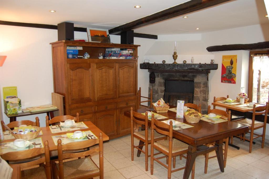 Auberge Du Bord Des Eaux - Demi-Pension Assuree Sur Reservation Сен-Аман-лез-О Екстериор снимка