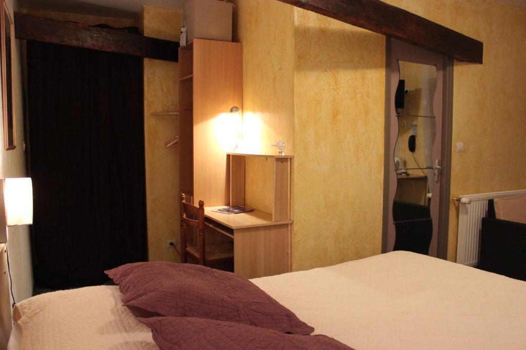 Auberge Du Bord Des Eaux - Demi-Pension Assuree Sur Reservation Сен-Аман-лез-О Екстериор снимка