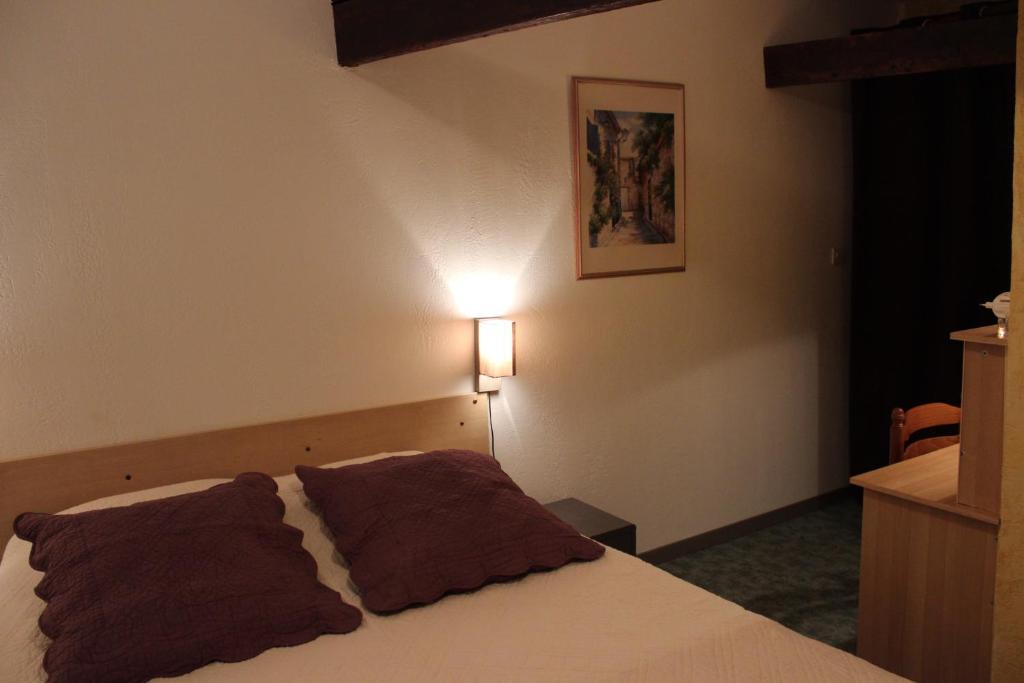 Auberge Du Bord Des Eaux - Demi-Pension Assuree Sur Reservation Сен-Аман-лез-О Стая снимка
